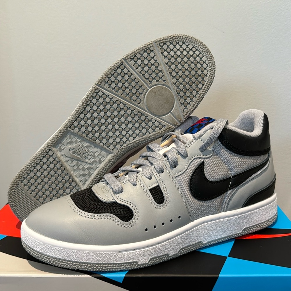 Used Nike Attack QS Men’s Size 7.5, Women’s 9